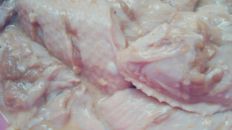 香酥鸡翅,在<a style='color:red;display:inline-block;' href='/shicai/ 96'>鸡翅</a>上划上两刀后用料酒，盐，蒜末，酱油及少量淀粉等腌制10-15分钟