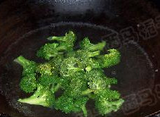 香芒凉拌西兰花,锅中注入水,加入盐和几滴油烧开,放入西兰花焯水