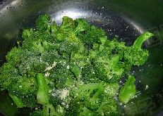 香芒凉拌西兰花,焯水的西兰花直接捞入冷水中冲凉，沥干水分后加入盐 <a style='color:red;display:inline-block;' href='/shicai/ 756'>鸡精</a> <a style='color:red;display:inline-block;' href='/shicai/ 847'>香油</a>搅拌均匀