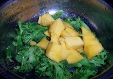 香芒凉拌西兰花,再放入芒果丁即可
