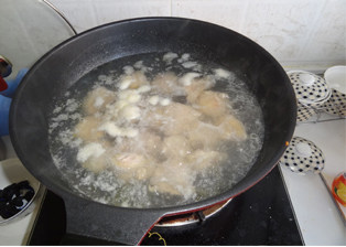 韩味鸡翅,翅中剁成两半，鸡翅冷水下锅，放少许料酒，姜片，煮出血沫脏东西，捞出