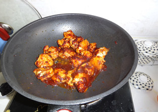 韩味鸡翅,锅内放少许油，煸炒翅中至金黄色，放<a style='color:red;display:inline-block;' href='/shicai/ 8582'>韩国辣酱</a>一起煸炒片刻