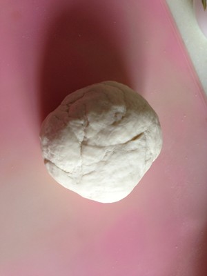 台湾胡椒肉饼,130G温水加<a style='color:red;display:inline-block;' href='/shicai/ 731'>酵母</a>1/2勺、<a style='color:red;display:inline-block;' href='/shicai/ 10588'>糖</a>1/2勺，均匀融化后倒入250G面粉中，筷子搅拌成大疙瘩状态后，手揉成光滑面团