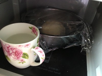 台湾胡椒肉饼,将面团放入容器，盖好保鲜膜。另外100G面粉加入50克食用油，揉均匀备用。