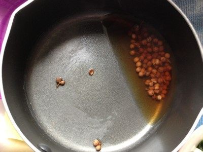 台湾胡椒肉饼,发酵面团的时候，自己煮点<a style='color:red;display:inline-block;' href='/shicai/ 134733'>花椒水</a>。抓一小巴花椒，加水煮，煮到水变少了，香味浓了就可以。滤出<a style='color:red;display:inline-block;' href='/shicai/ 134733'>花椒水</a>，放凉备用。