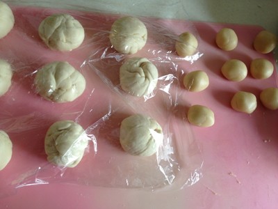 台湾胡椒肉饼,发酵好的面团取出分割成9，等份约一份41G，油面团也分割成9等分，约16G。