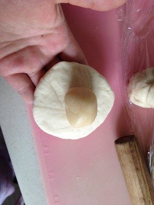 台湾胡椒肉饼,一份发酵面团包裹一份油面团，收口后擀成牛舌状态，由上至下卷起