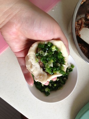 台湾胡椒肉饼,卷好的面团擀成面皮，包入肉馅，
最后盖一层葱花包好