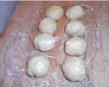 韩国小馒头,将其均分成8个面剂，松弛10分钟。