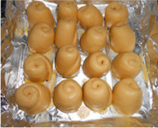 韩国小馒头,放入烤盘，缝隙间放<a style='color:red;display:inline-block;' href='/shicai/ 887'>黄油</a>丁。用食指将面包卷芯稍下压，帮助定型。放入烤箱二次发酵