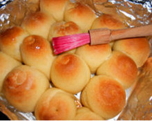 韩国小馒头,烤箱预热180度，烤20分钟左右，出炉，刷蜂蜜水后晾凉即可