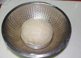 山楂菠萝包,在面团中加入<a style='color:red;display:inline-block;' href='/shicai/ 887'>黄油</a>,继续揉到完全扩展阶段,出膜为止,盖上保鲜膜,室温醒发60分钟两倍大小