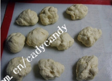 山楂菠萝包,所有材料拌成菠萝皮的面团,分成小份备用