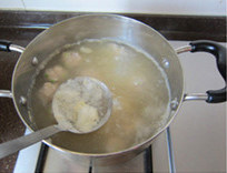 醋椒丸子,鸡汤(或水)入锅,冒热气尚未沸腾时,将肉泥挤成丸子,下入锅中