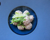 醋椒丸子,待肉丸全部浮起后,再煮约10分钟,至熟;将肉丸盛入大盘子中,摆上葱丝和香菜段儿