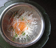 清蒸鲈鱼,大葱白切细丝、<a style='color:red;display:inline-block;' href='/shicai/ 25'>胡萝卜</a>(一点点)切细丝、香葱叶(一点点)切细丝;切好的丝放进冰水中略浸;立即取出控水备用