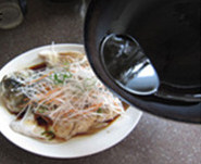 清蒸鲈鱼,另起一锅烧热适量花生油,烧的热一点儿,要微微冒油烟;将热油趁热浇在鱼身和葱丝上,听到“滋滋”的声响,葱香四溢,即可。