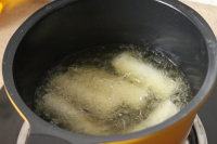 豆沙春卷,锅内倒入稍多的油；热至8成，放入春卷浸炸
