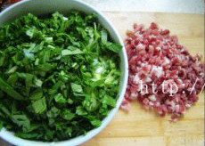 咸肉菜饭,<a style='color:red;display:inline-block;' href='/shicai/ 3517'>青菜</a>洗净，切成细丁；<a style='color:red;display:inline-block;' href='/shicai/ 426'>咸肉</a>洗净切片切成肉丁