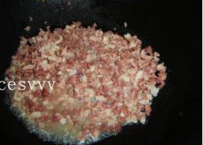 咸肉菜饭,热锅入油，倒入咸肉丁翻炒片刻，烹入少量<a style='color:red;display:inline-block;' href='/shicai/ 718'>料酒</a>