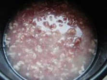 咸肉菜饭,<a style='color:red;display:inline-block;' href='/shicai/ 492'>大米</a>淘洗干净，放入比平时煮饭略少的水，浸泡15分钟以上；将炒好的肉丁铺到<a style='color:red;display:inline-block;' href='/shicai/ 492'>大米</a>中
