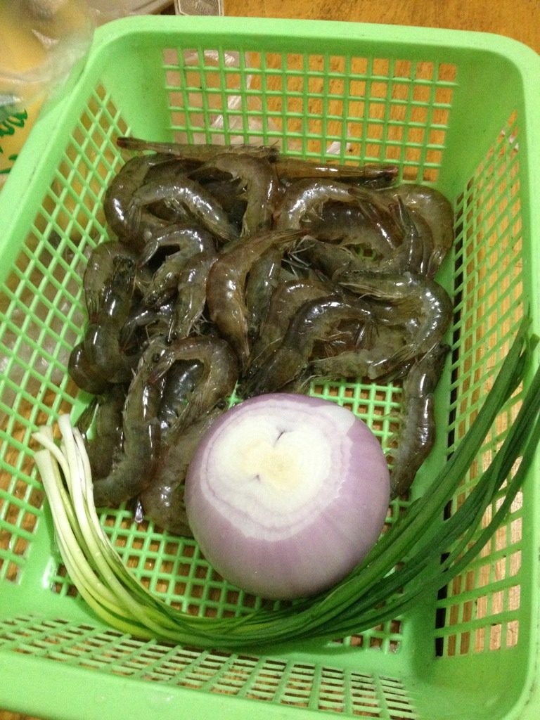 洋葱明虾,洗净明虾,去虾线,虾肚子开一刀