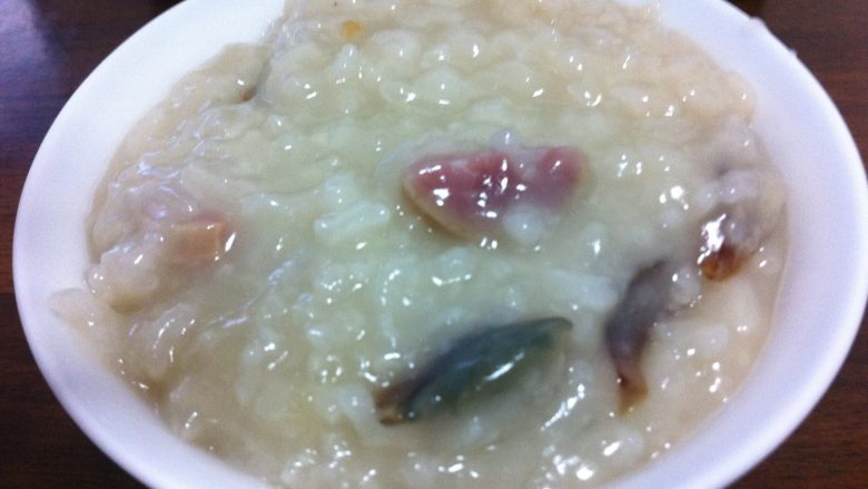 皮蛋香肠砂锅粥