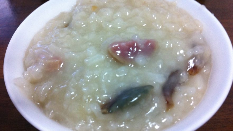 皮蛋香肠砂锅粥