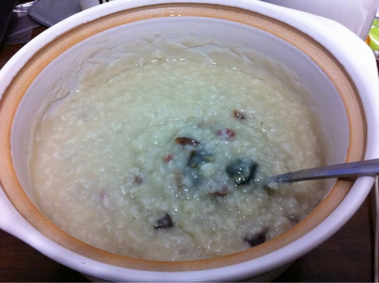 皮蛋香肠砂锅粥,此时皮蛋丁已经融入粥里,粥里的颜色会变深些。<a style='color:red;display:inline-block;' href='/shicai/ 425'>香肠</a>切丁放粥里,继续搅动,另只皮蛋切丁放粥里,继续搅动,十分钟后加少许盐搅匀后即可