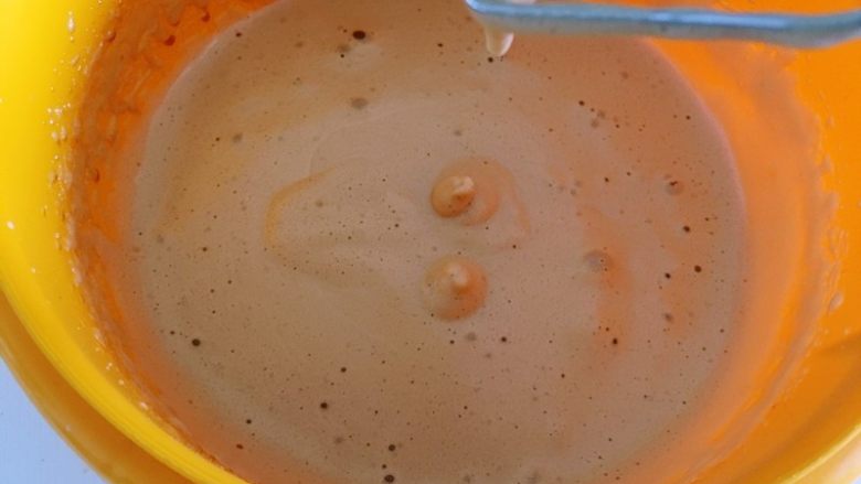 红枣蛋糕,电动打蛋器中速打发蛋液,大约5分钟,打好的蛋液比较细腻,滴落的蛋液不会立即消失。