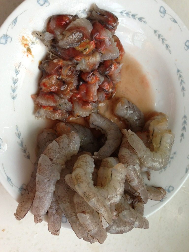 大虾面,剥下的虾皮加水,放入花椒和盐煮开,备用。