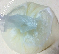 果酱牛奶沙冰,将牛奶冻起来,放冰箱冻硬