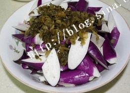雪菜香油蒸茄子,<a style='color:red;display:inline-block;' href='/shicai/ 58'>茄子</a>洗干净切成滚刀块，放深一点的容器里备用，撒上适量的<a style='color:red;display:inline-block;' href='/shicai/ 190'>雪菜</a>