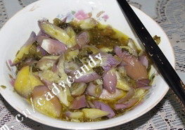 雪菜香油蒸茄子,表面淋上少许<a style='color:red;display:inline-block;' href='/shicai/ 847'>香油</a>，一小勺盐（雪菜加的多就少放点盐），半勺<a style='color:red;display:inline-block;' href='/shicai/ 10588'>糖</a>，放进蒸屉或者电饭煲的蒸架上，盖上盖，蒸到茄子变色变软即可