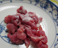 韩式辣酱蘑菇烧豆腐,肉切丝用少许盐捏一下,<a style='color:red;display:inline-block;' href='/shicai/ 2914'>蘑菇</a>切薄片备用