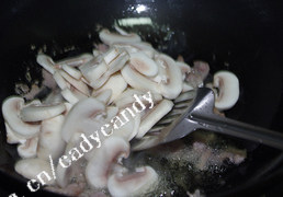 韩式辣酱蘑菇烧豆腐,热锅凉油,肉丝入锅滑散,加入蘑菇一起翻炒几下