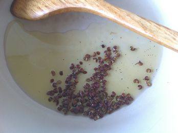 蒜泥手撕茄子,锅内坐油,油量和平时炒菜一样多就可以,把<a style='color:red;display:inline-block;' href='/shicai/ 700'>花椒</a>用中小火炸出香味,变色后捞出