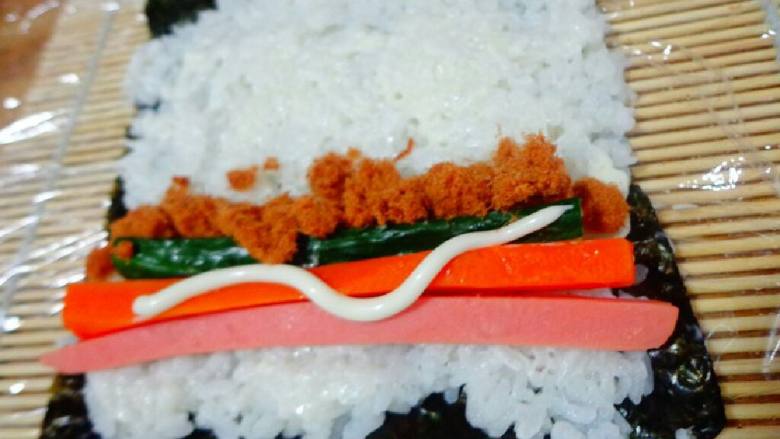 leikin～寿司 ,将<a style='color:red;display:inline-block;' href='/shicai/ 507'>米饭</a>铺好 事前可以加些白醋 涂上<a style='color:red;display:inline-block;' href='/shicai/ 4856'>沙拉酱</a>或者<a style='color:red;display:inline-block;' href='/shicai/ 10273'>千岛酱</a> 摆上切好的<a style='color:red;display:inline-block;' href='/shicai/ 438'>火腿</a>肠<a style='color:red;display:inline-block;' href='/shicai/ 25'>胡萝卜</a><a style='color:red;display:inline-block;' href='/shicai/ 54'>黄瓜</a>  撒些<a style='color:red;display:inline-block;' href='/shicai/ 432'>肉松</a>