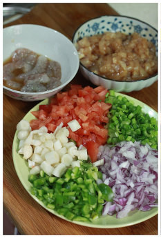 什锦海鲜饭,所有原料切丁备用。<a style='color:red;display:inline-block;' href='/shicai/ 301'>鲜虾</a>去皮挑去是线，用料酒腌制十分钟，<a style='color:red;display:inline-block;' href='/shicai/ 5885'>鸡脯肉</a>加入<a style='color:red;display:inline-block;' href='/shicai/ 788'>生抽</a>、<a style='color:red;display:inline-block;' href='/shicai/ 134333'>黑胡椒</a>腌制十分钟。