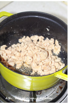 什锦海鲜饭,锅烧热下入<a style='color:red;display:inline-block;' href='/shicai/ 851'>橄榄油</a>烧至八成热，放入鸡丁煸炒至变色。