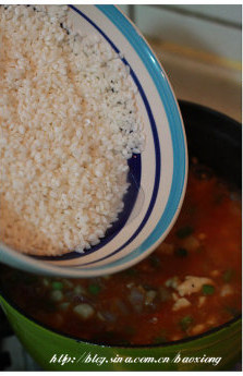 什锦海鲜饭,加入提前泡好的<a style='color:red;display:inline-block;' href='/shicai/ 492'>大米</a>翻炒均匀。