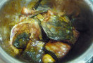 生焗鱼头,将所有调料(<a style='color:red;display:inline-block;' href='/shicai/ 720'>胡椒粉</a>1茶匙)加入鱼头中,用手抓匀(带一次性手套),腌半个钟头