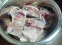 生焗鱼头,<a style='color:red;display:inline-block;' href='/shicai/ 5129'>鲢鱼头</a>洗净,去腹部黑膜、鱼鳃,砍开,连着头的半个身子剁开分成四块
