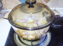 生焗鱼头,紫色洋葱切块，<a style='color:red;display:inline-block;' href='/shicai/ 2794'>大蒜</a>瓣洗净控水；热锅凉油，加<a style='color:red;display:inline-block;' href='/shicai/ 2794'>大蒜</a>瓣、洋葱、姜片，中小火翻炒均匀；盖上锅盖，期间翻动几次，待<a style='color:red;display:inline-block;' href='/shicai/ 2794'>大蒜</a>出味，变得微黄