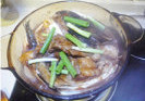 生焗鱼头,鱼肉离骨便可关火,撒上香葱段提味,趁热享用
