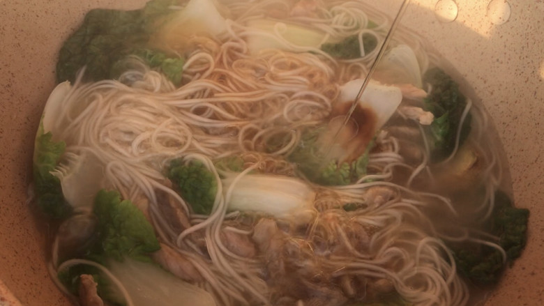 青菜肉丝面,淋入生抽和<a style='color:red;display:inline-block;' href='/shicai/ 851'>橄榄油</a>,拌匀