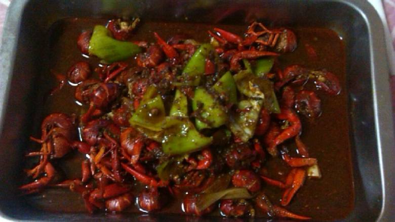 麻辣小龙虾,锅里放油加入干辣椒吃到一半花椒郫县豆瓣酱葱姜蒜炒香加入虾尾翻炒后加水漠过虾尾加入<a style='color:red;display:inline-block;' href='/shicai/ 829'>十三香</a>营口大酱。大火大约20分钟。出锅