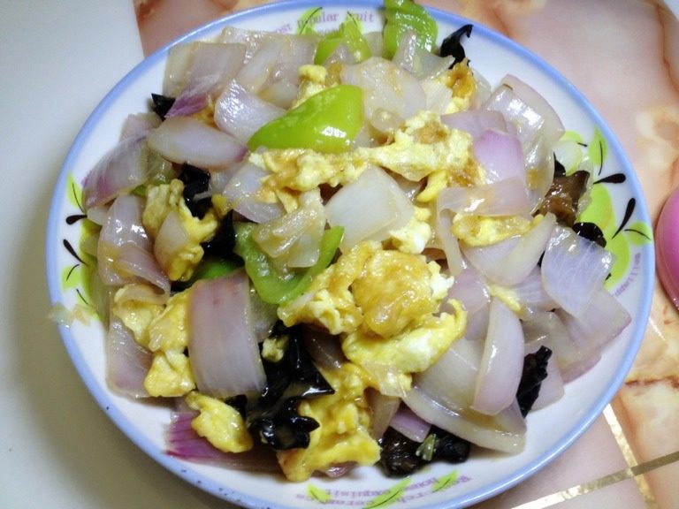 洋葱炒鸡蛋,最后放入鸡蛋，倒入碗汁勾芡即可