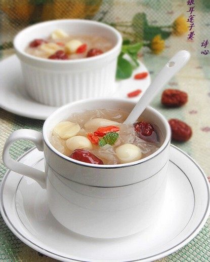 冰糖银耳莲子羹