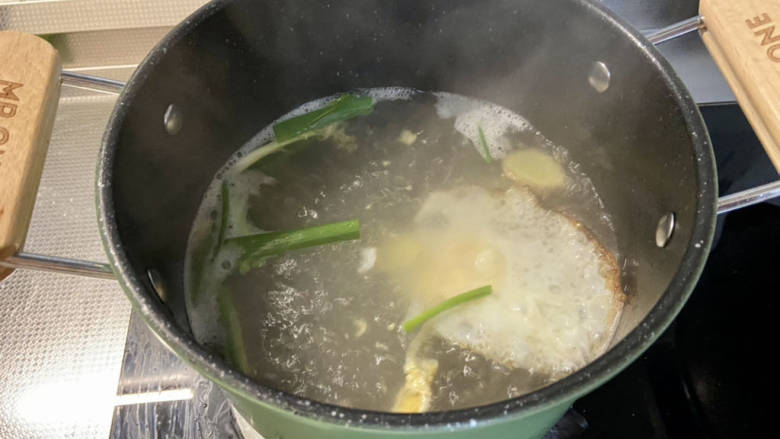 牛肉丸子汤➕生菜平菇牛肉丸子汤,根据喝汤的人数加入适量开水,剩余的小葱姜片,大火炖煮2分钟,煮到汤汁发白,葱姜味融入汤中